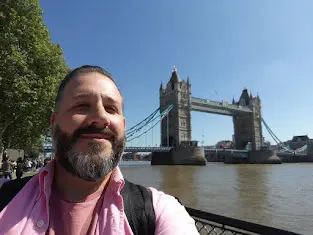 Mário Eichner diante da Tower Bridge durante sua formação em Londres